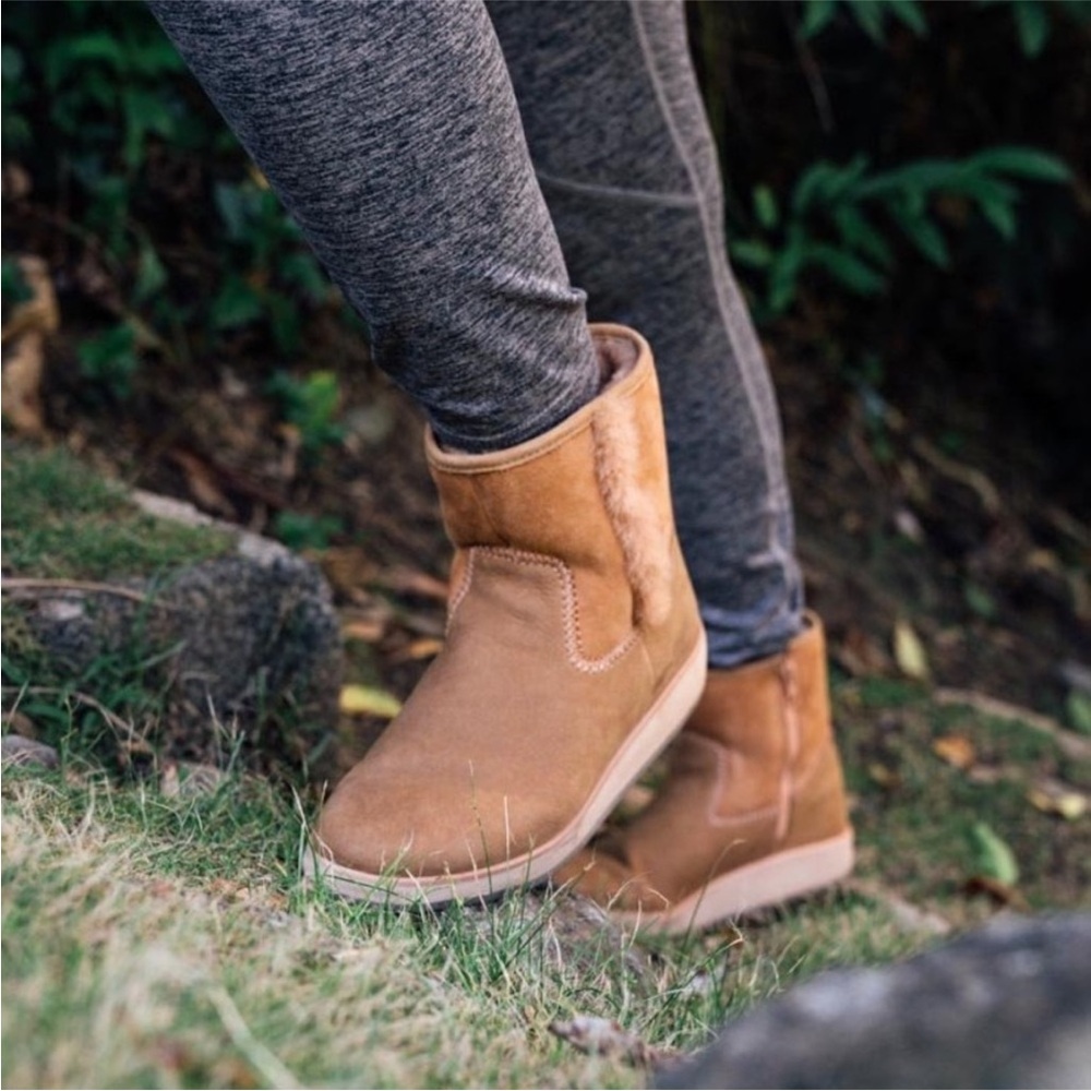 Olukai Pa'ina Hulu Shearling Lined Waterproof Tan Leather Booties. Size 7. - Picture 2 of 16